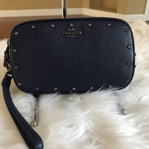 Coach Handbags - Sale ❗️Coach clutch